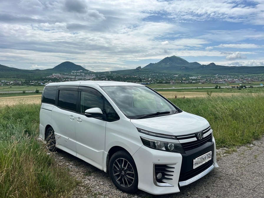 Прокат авто Toyota Voxy 2.0, 2015
