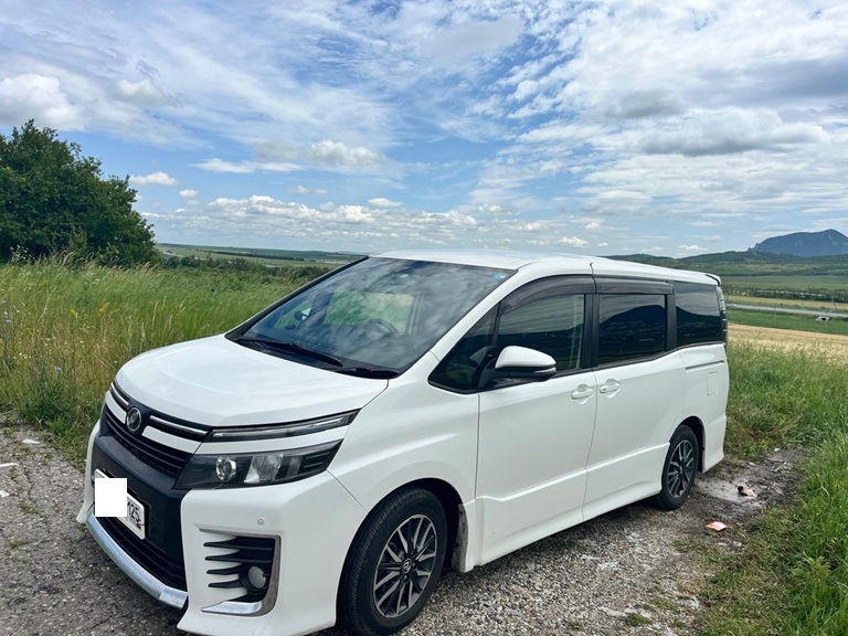 Прокат авто Toyota Voxy 2.0, 2015