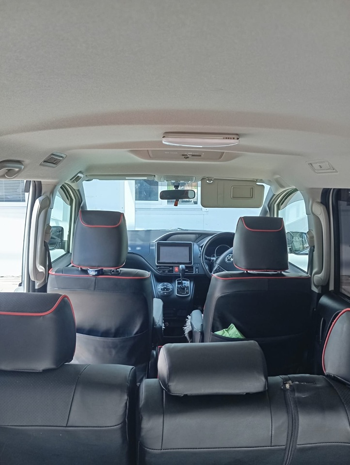 Прокат авто Toyota Voxy 2.0, 2015