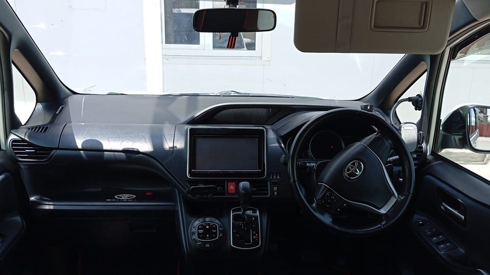 Прокат авто Toyota Voxy 2.0, 2015